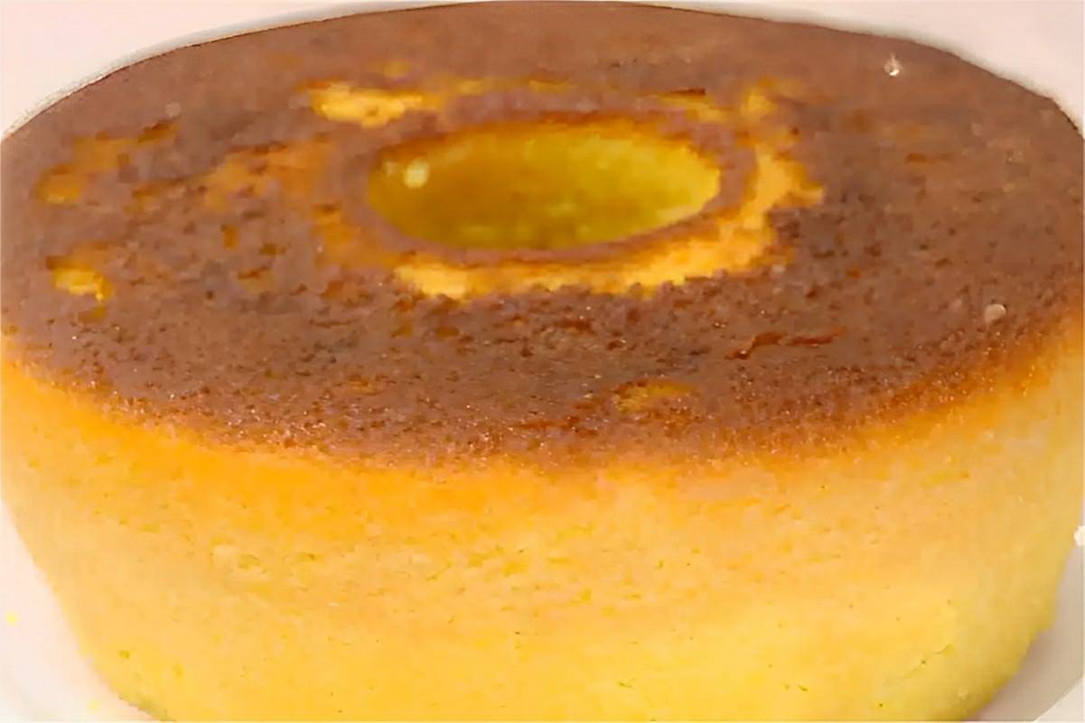 Bolo de fubá com laranja fofinho e molhadinho perfeito para o lanche da tarde ou café da manhã