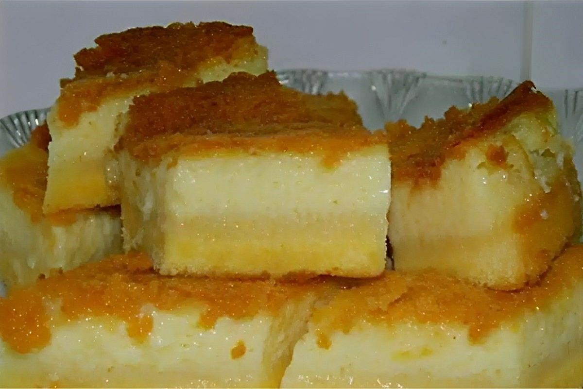 Bolo de fubá cremoso de liquidificador muito fácil é só bater todos os ingredientes e assar