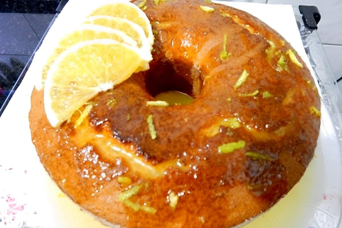 Bolo de laranja de liquidificador com calda molhadinho delicioso e perfeito para o lanche ou café