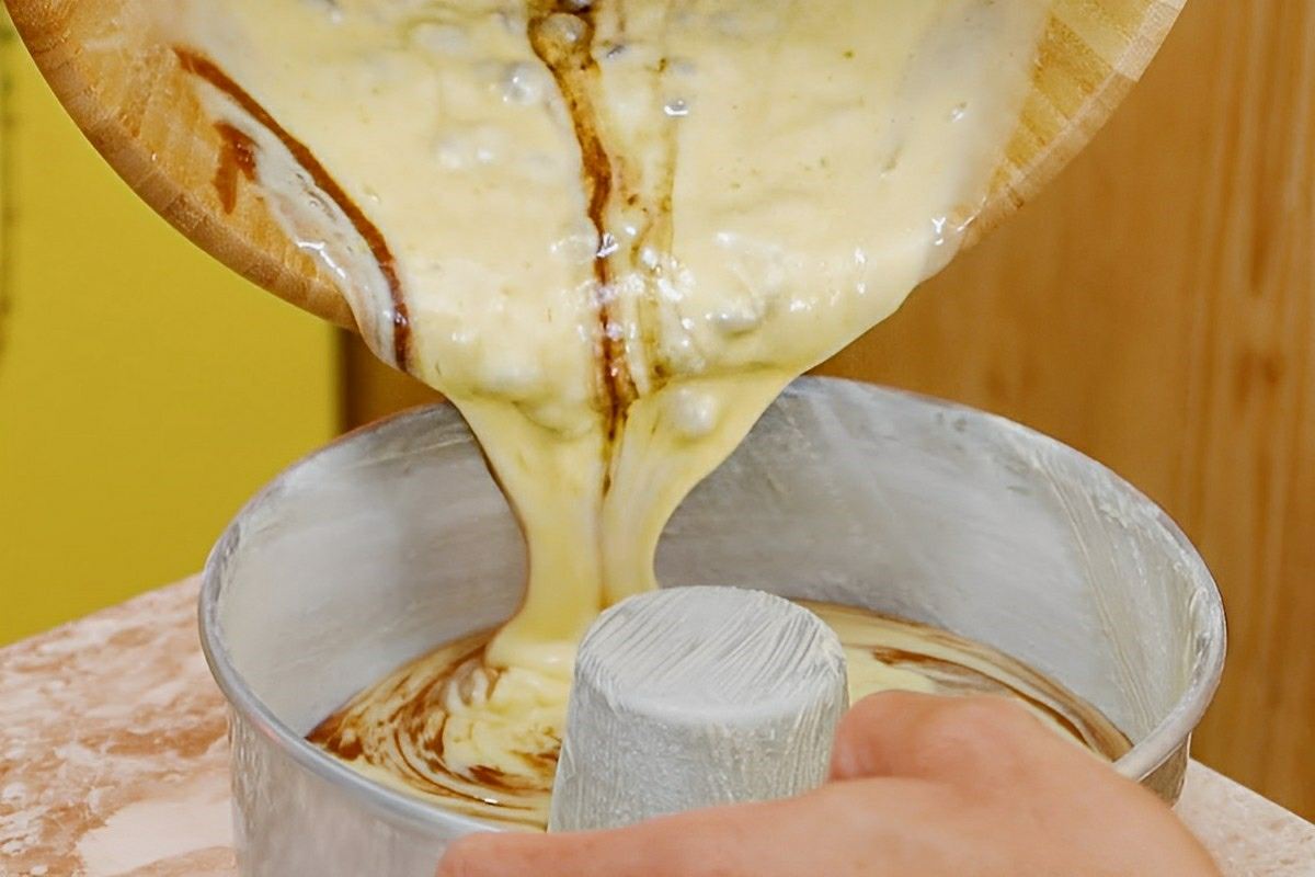 Bolo de laranja mesclado de liquidificador um sabor irresistível para seu café ou lanche da tarde