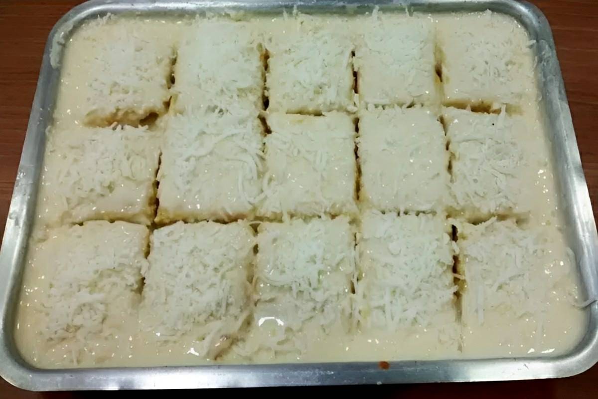 Bolo de leite de coco com cobertura cremosa a receita que vovó fazia para servir no lanche