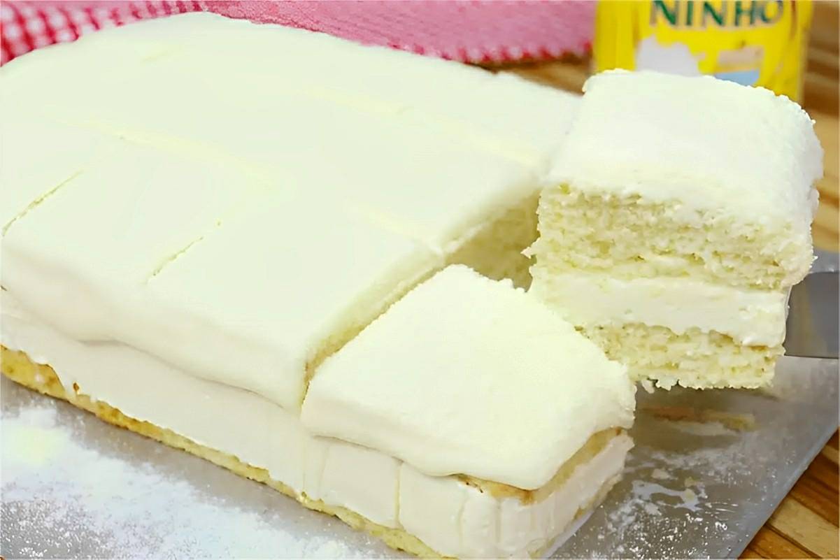 Bolo de leite ninho recheado que derrete na boca uma delícia para seu lanche ou comemoração