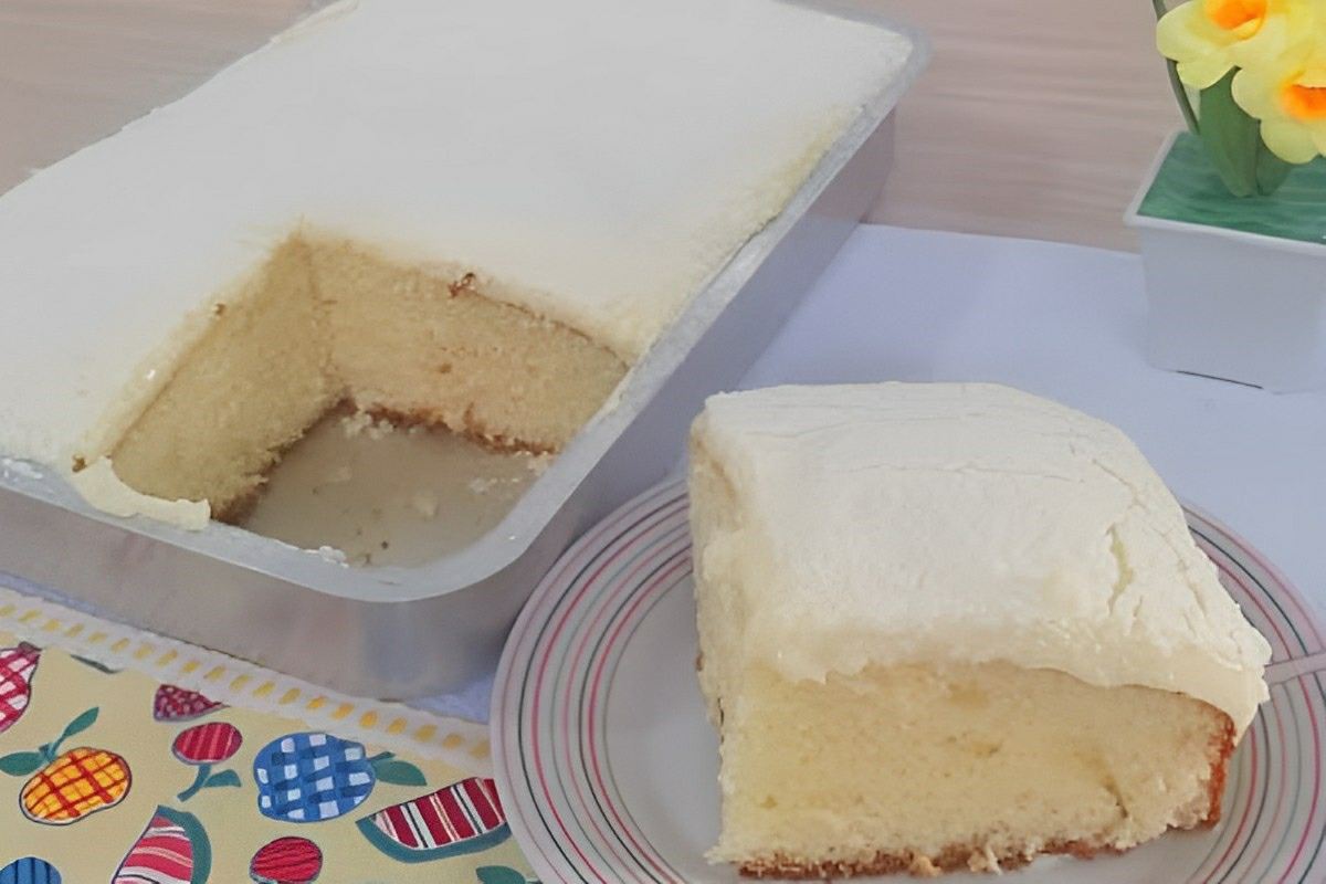 Bolo de leite ninho de liquidificador com cobertura de brigadeiro de leite ninho uma delícia