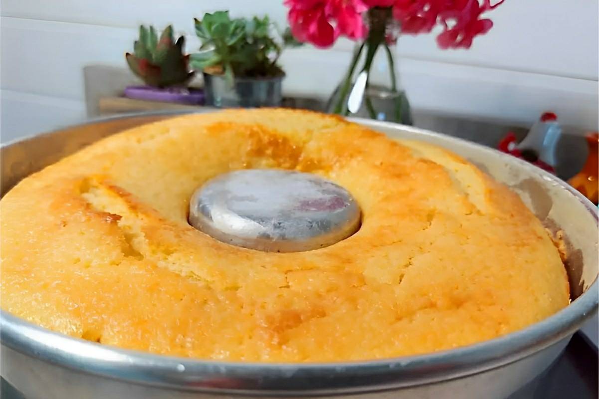Bolo de limão com leite de coco muito fofinho e fácil de fazer basta misturar os ingredientes e assar