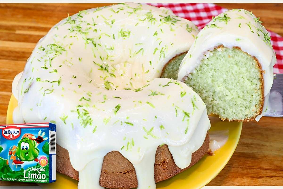 Bolo de limão incrivelmente macio feito com gelatina