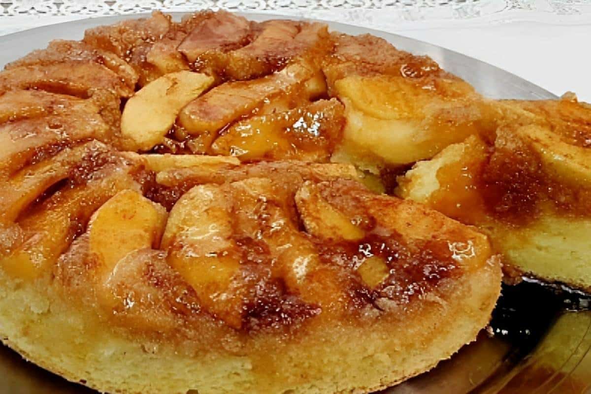 Fiz um bolo de maçã caramelizado em 5 minutos joguei açúcar no fundo da forma e coloquei maçãs fatiadas