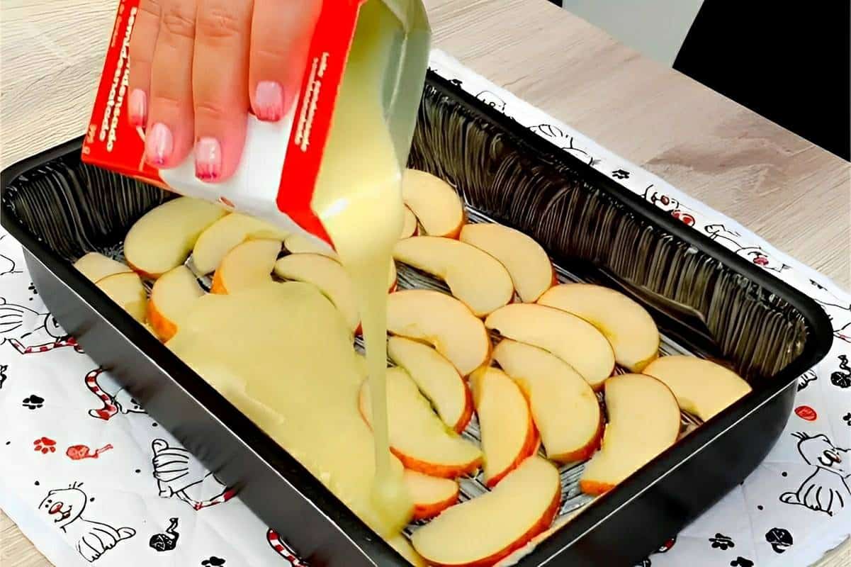 Coloquei maçã fatiada e leite condensado no fundo da forma e fiz um bolo de maçã sensacional
