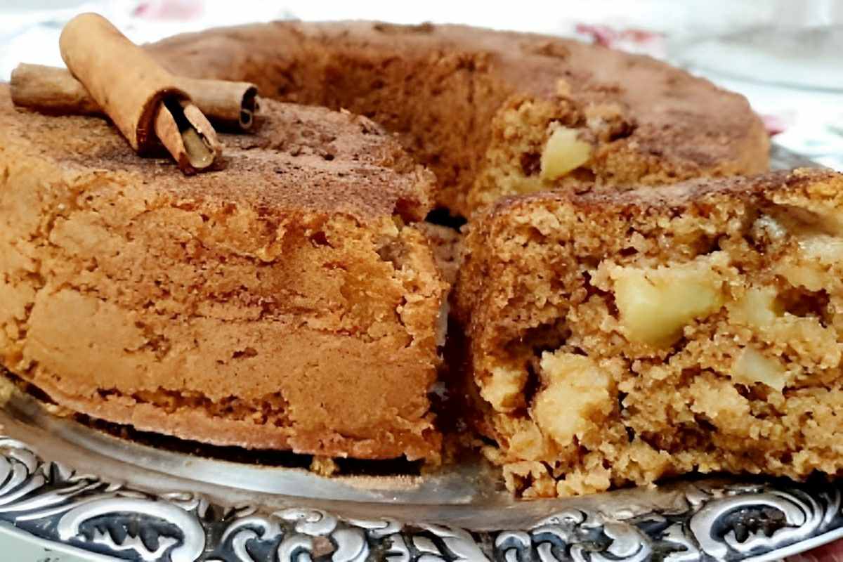 Bolo de maçã com aveia fofinho e delicioso para o lanche de toda a família