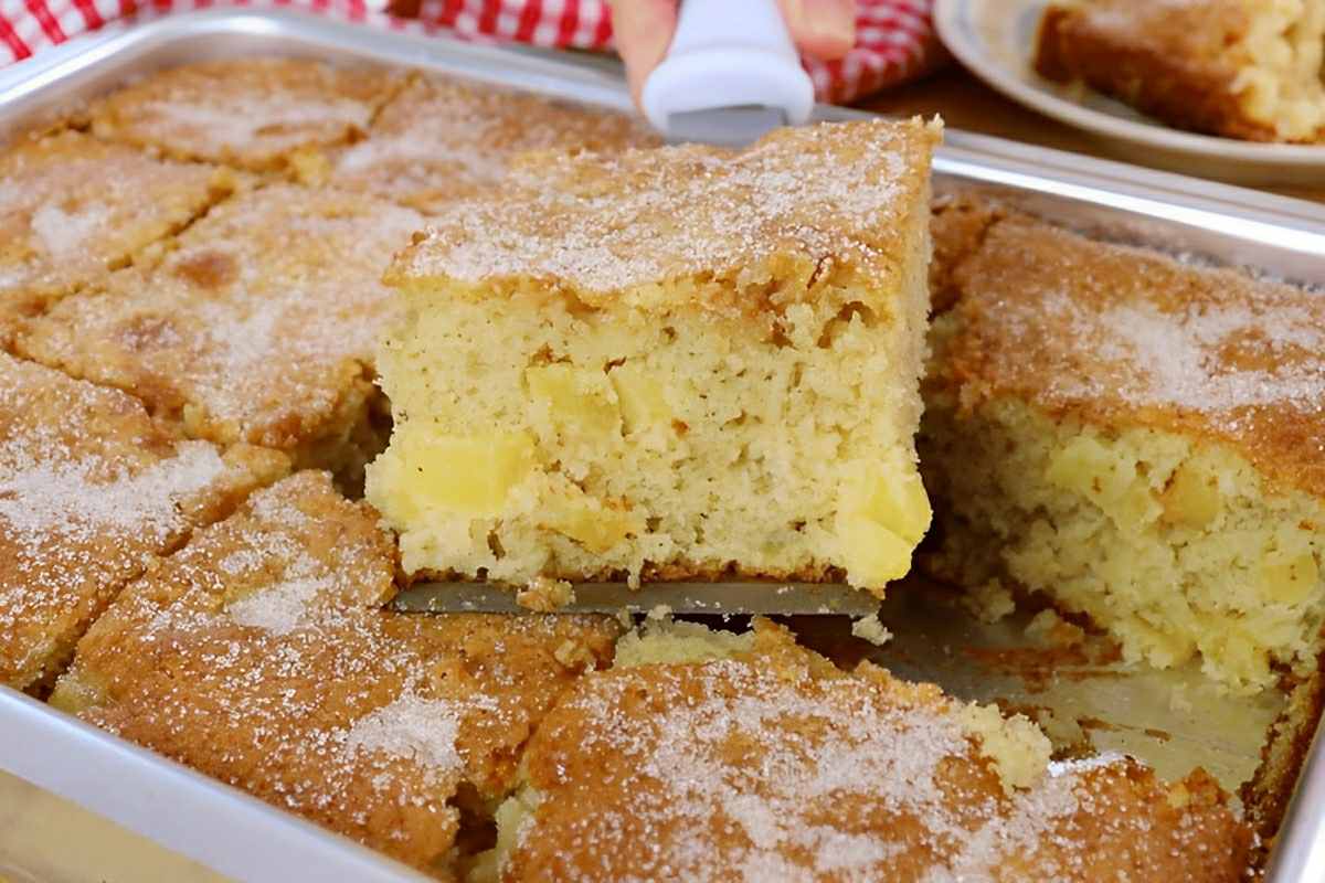 Bolo de maçã super rápido e delicioso quando ele sai do forno perfuma a casa inteira