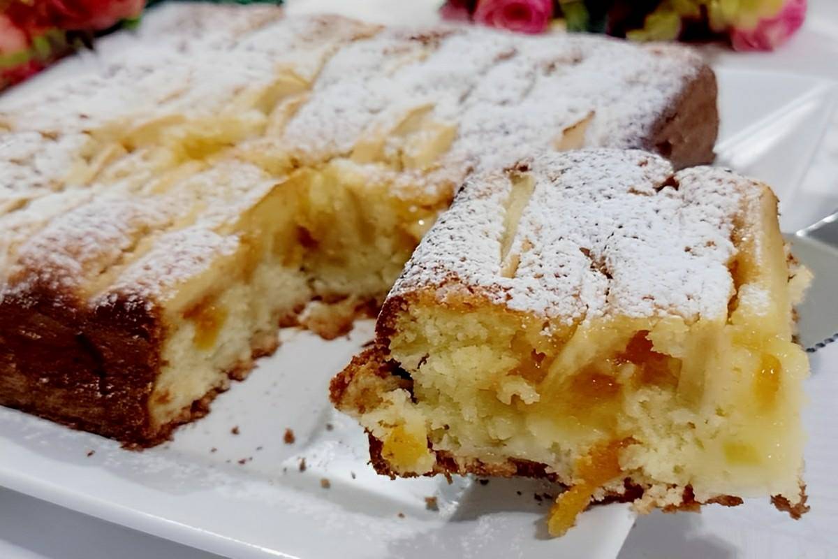 Bolo de maçã que já sai do forno recheado delicioso e perfeito para seu lanche ou café