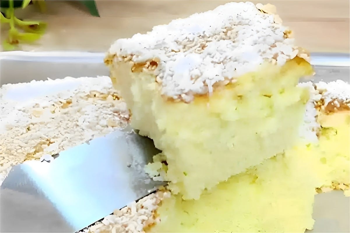 Bolo de maisena com coco ralado leve fofinho e perfeito para o seu lanche ou café
