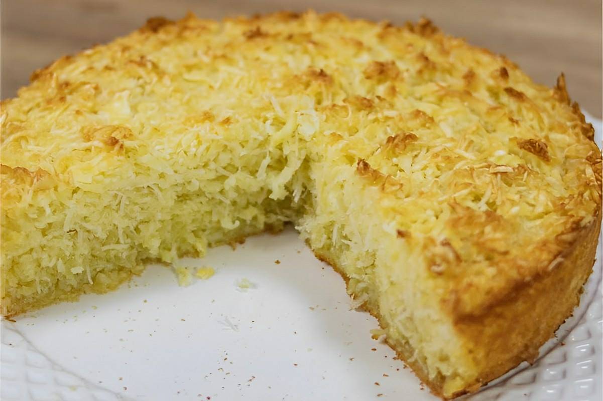 Bolo de mandioca ralada simples e fácil basta misturar os ingredientes e assar