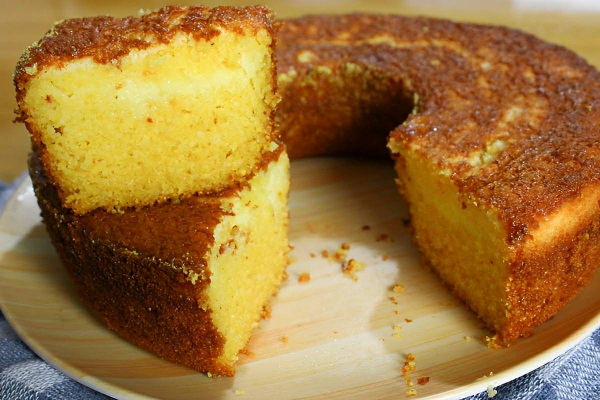Bolo de milharina cremoso que você bate em 5 minutos perfeito para servir no lanche ou café
