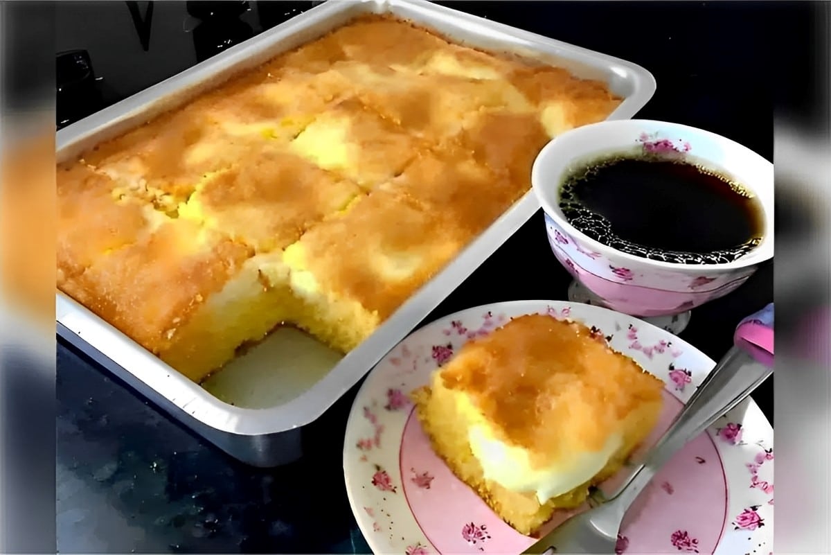 Bolo de milho com flocão de liquidificador que já sai do forno recheado com requeijão