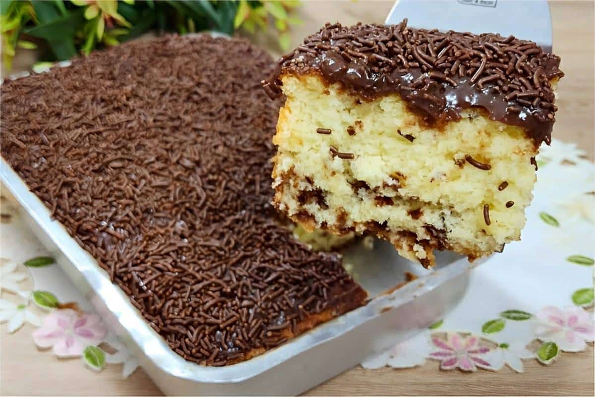 Bolo formigueiro perfeito com massa de coco e cobertura de brigadeiro cremoso
