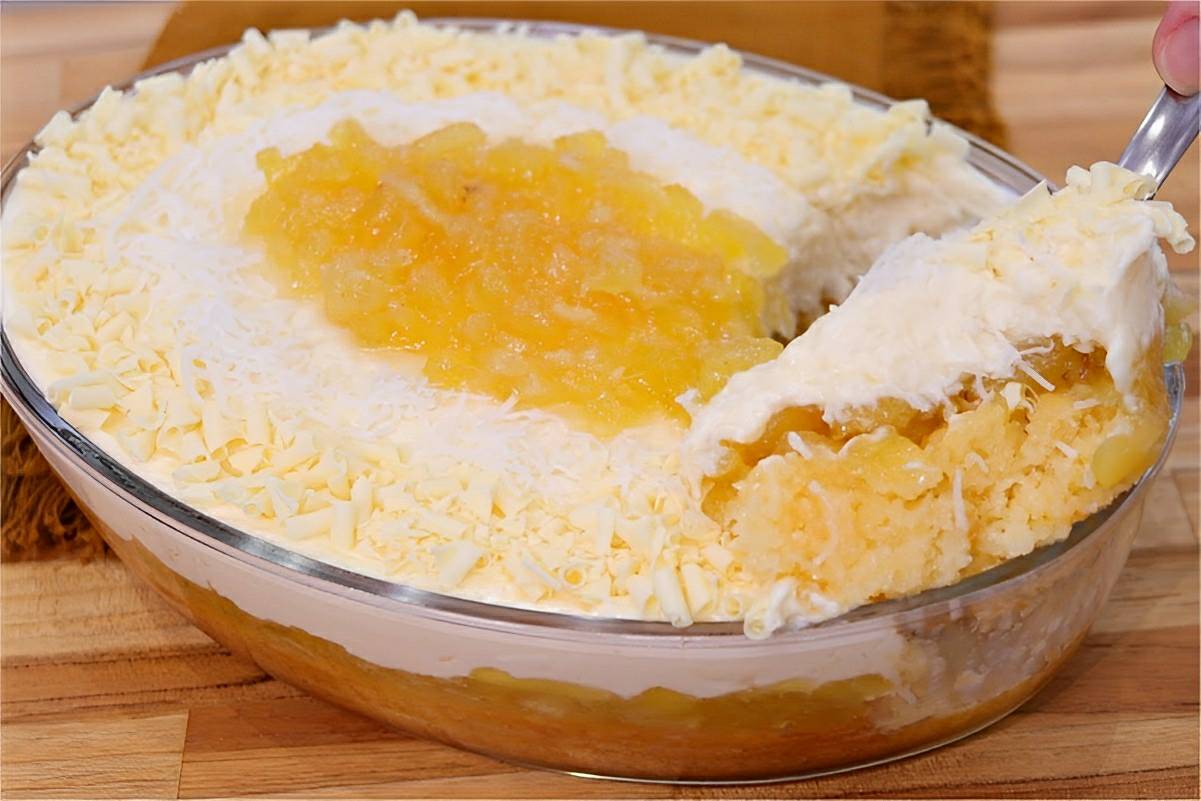 Bolo gelado na travessa de abacaxi com coco uma delícia para qualquer hora do dia