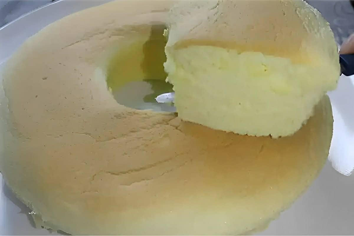 Bolo japonês ou bolo nuvem que derrete na boca delicioso e feito com poucos ingredientes