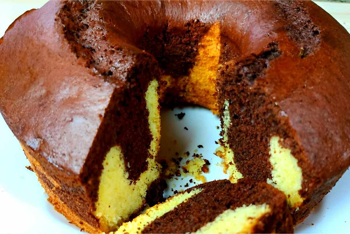 Bolo mesclado perfeito com massa misturada à mão que derrete na boca