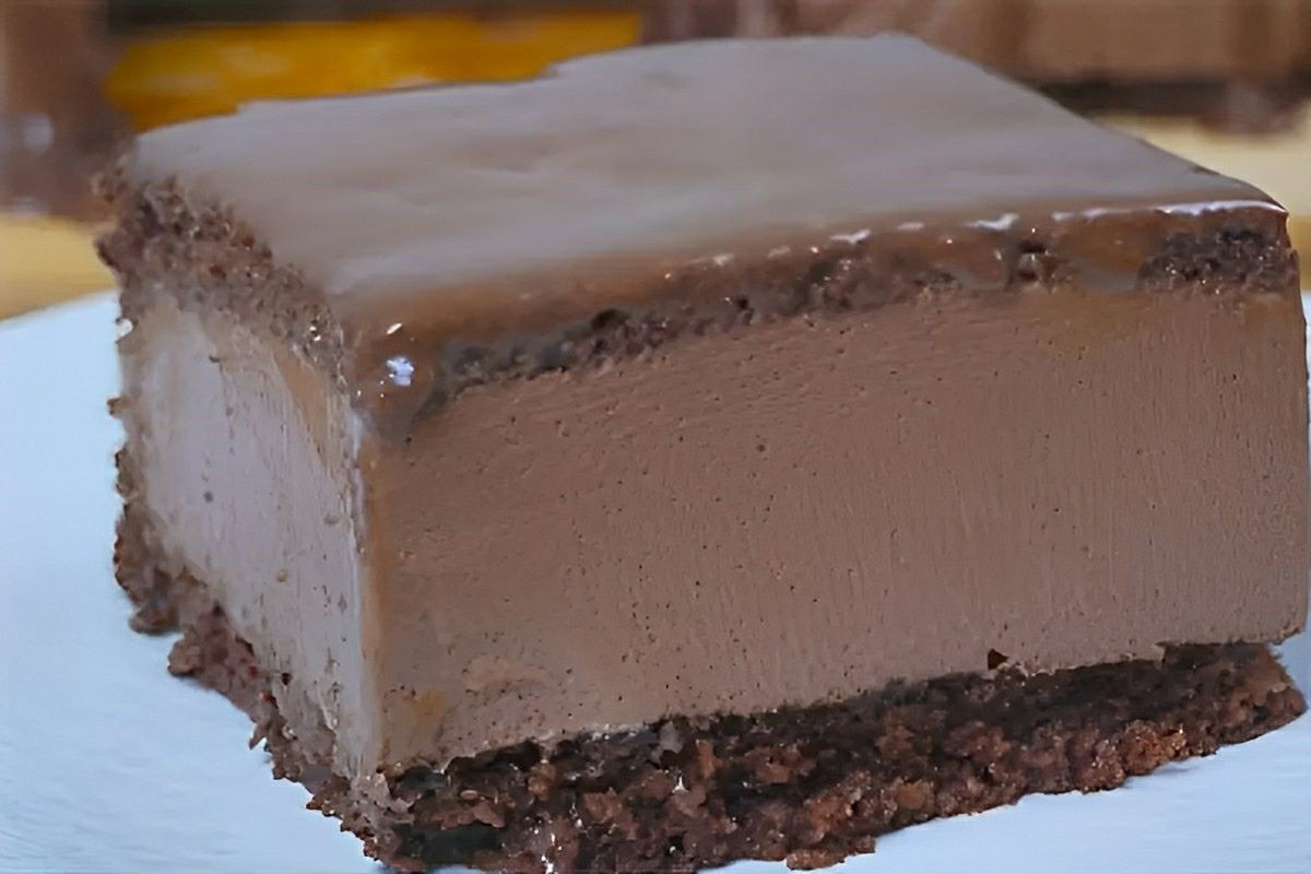 Bolo nuvem de chocolate com muito recheio de mousse delicioso e perfeito para a sua sobremesa
