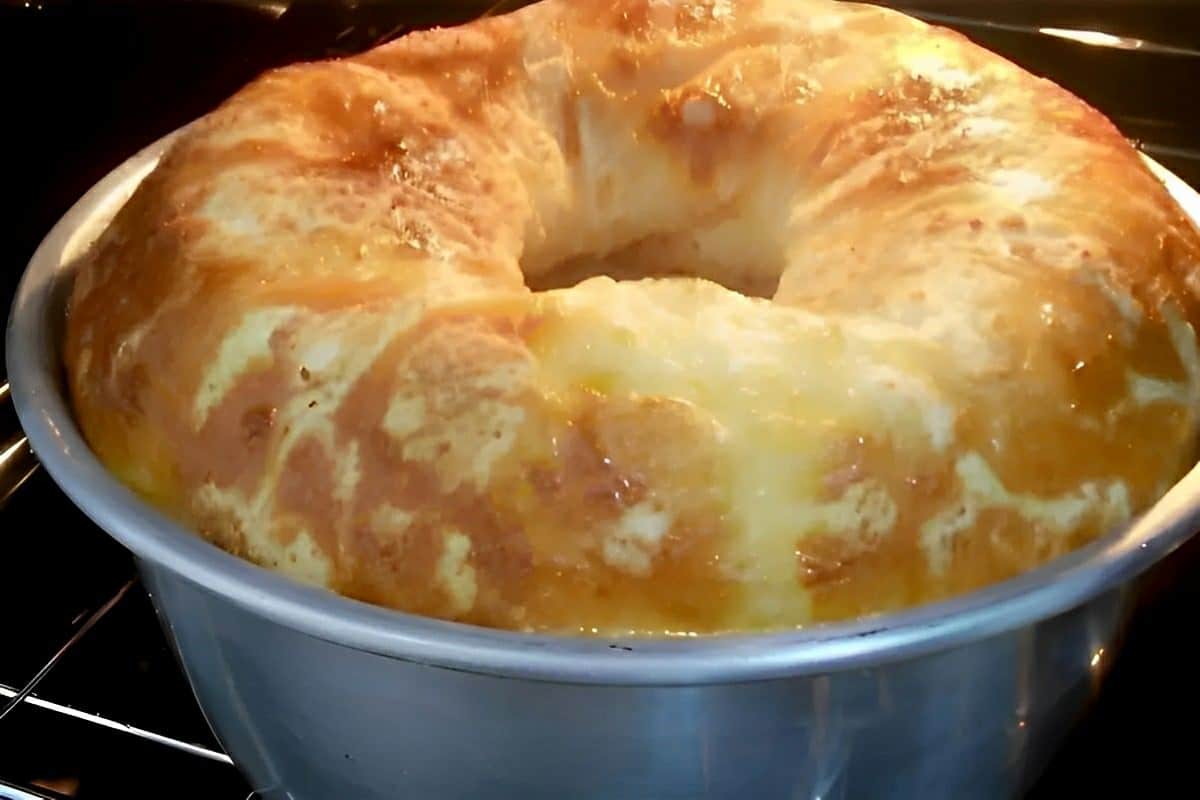 Bolo pão de queijo simples e fácil basta bater os ingredientes no liquidificador e levar para assar