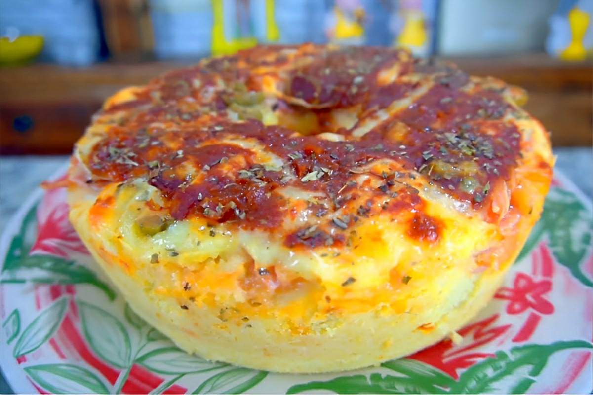 Bolo pizza delicioso e fácil de fazer é só misturar os ingredientes rechear e assar
