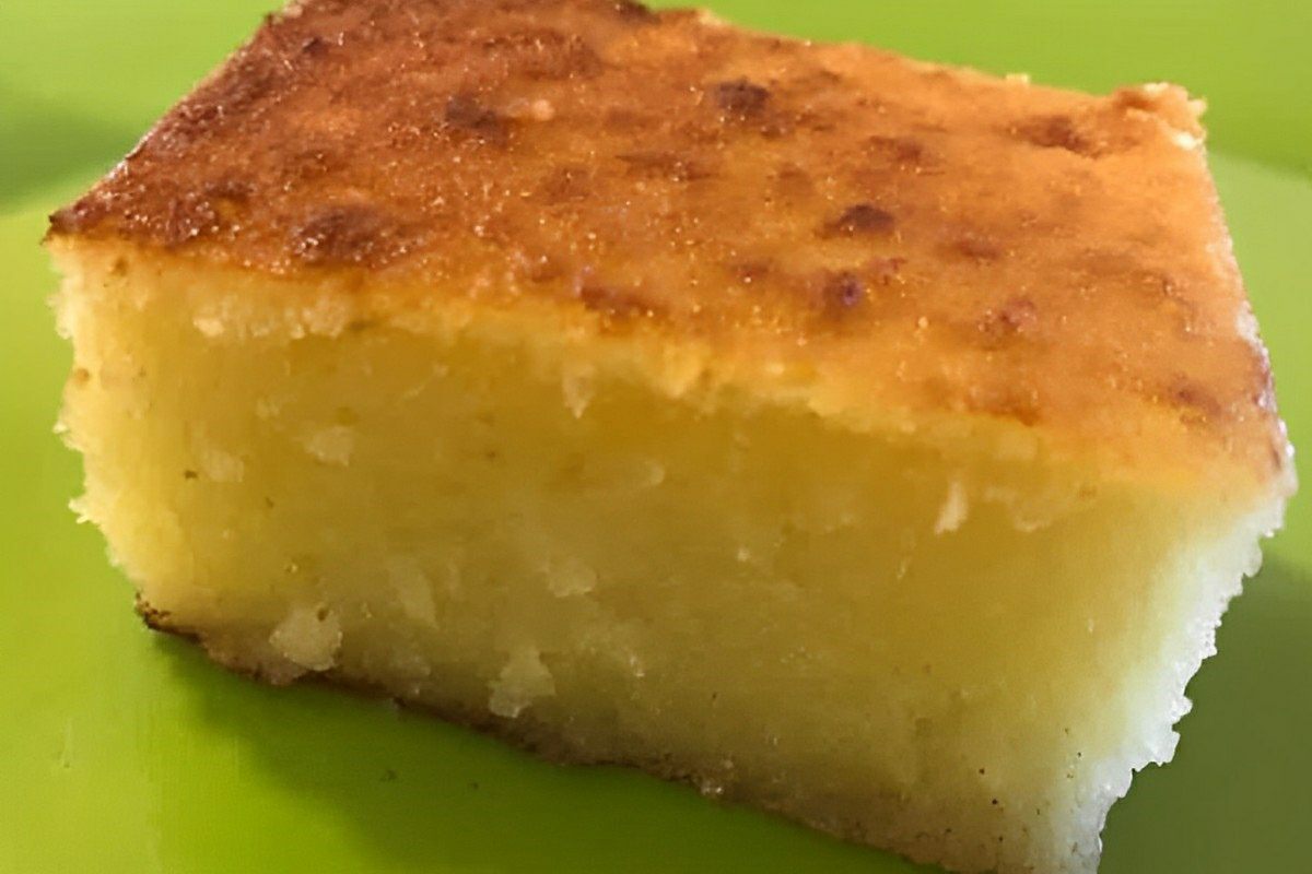 Bolo rápido de aipim com coco feito no liquidificador bem molhadinho e delicioso