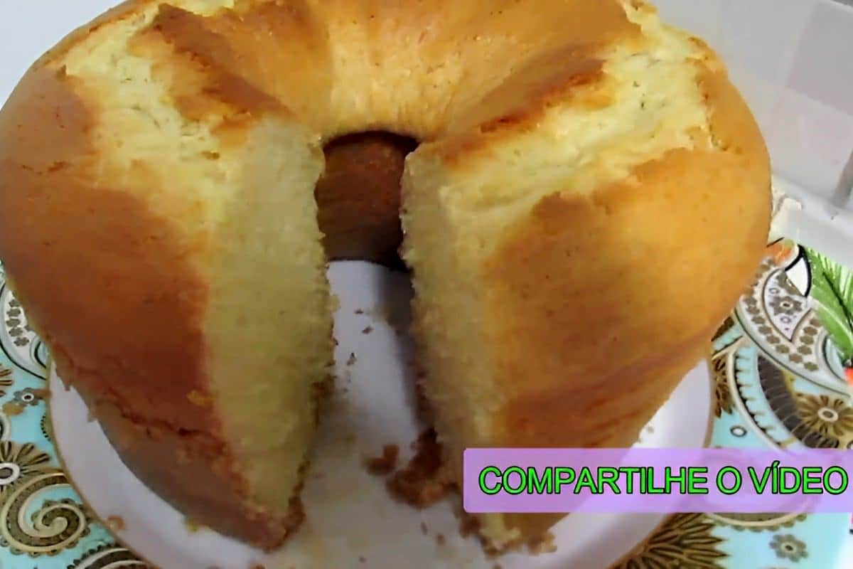 Bolo simples feito com ingredientes que você tem em casa é só misturar tudo e assar