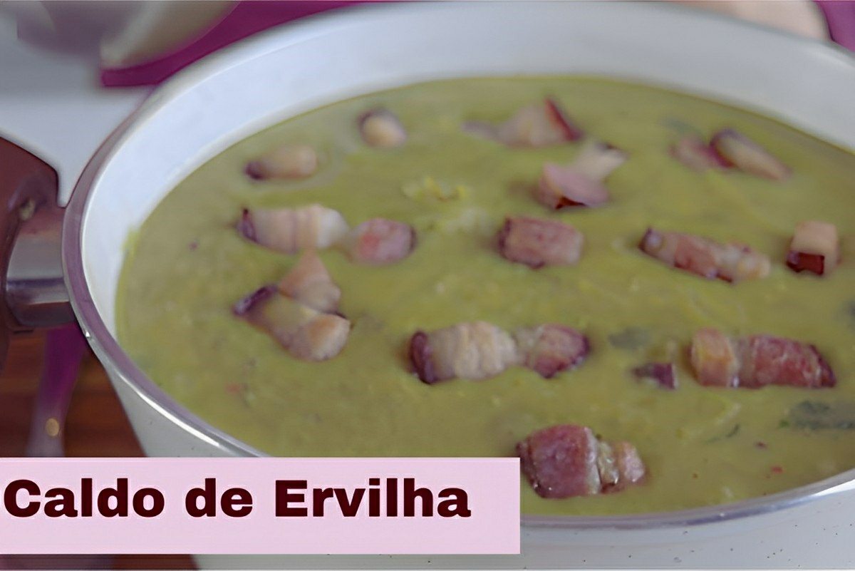 Caldo de ervilha com bacon cremoso e saboroso para aquecer seu inverno