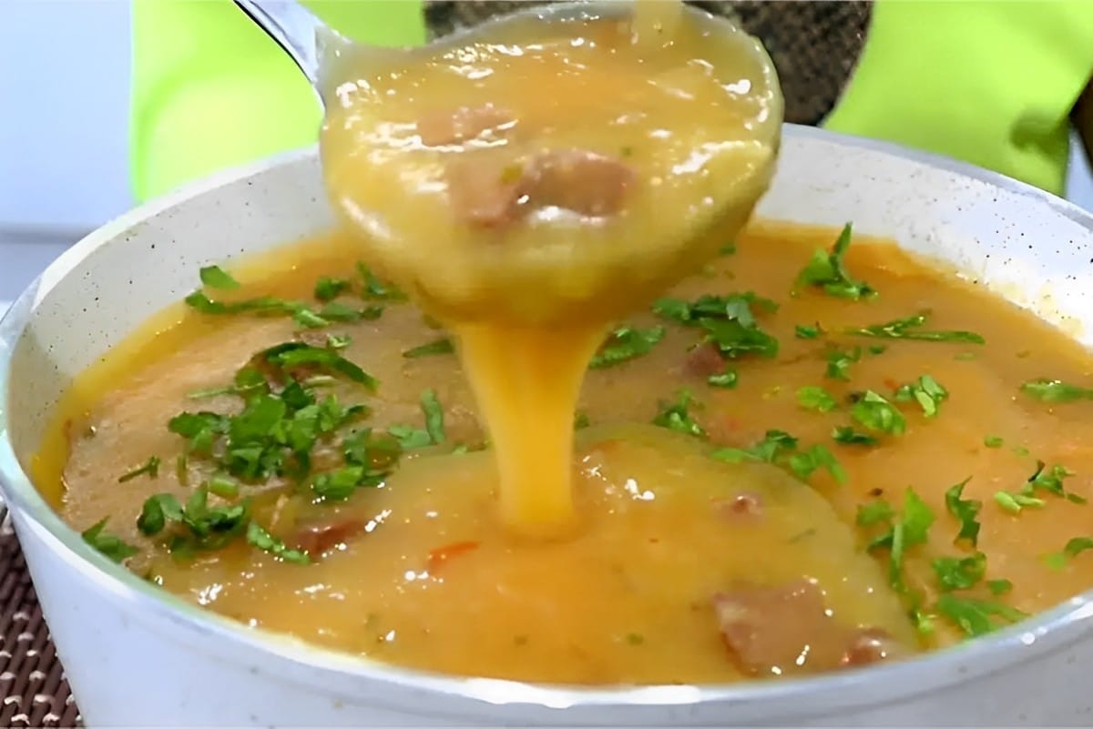 Caldo de mandioca com linguiça calabresa bem encorpado e saboroso para o jantar de toda a família