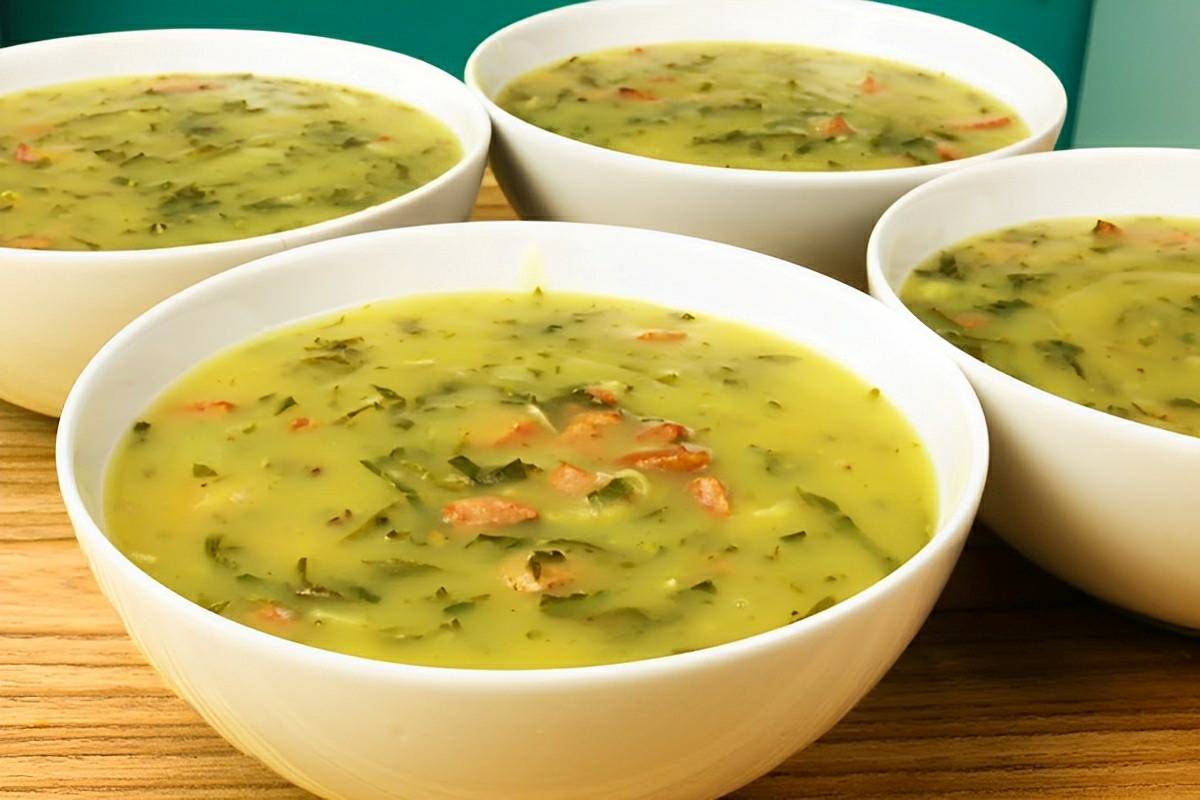 Caldo verde português tradicional delicioso e perfeito para saborear nas noites mais frias
