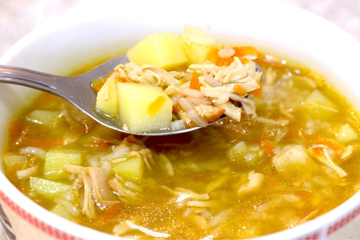 Canja de galinha fácil e saborosa para aquecer as noites frias de inverno