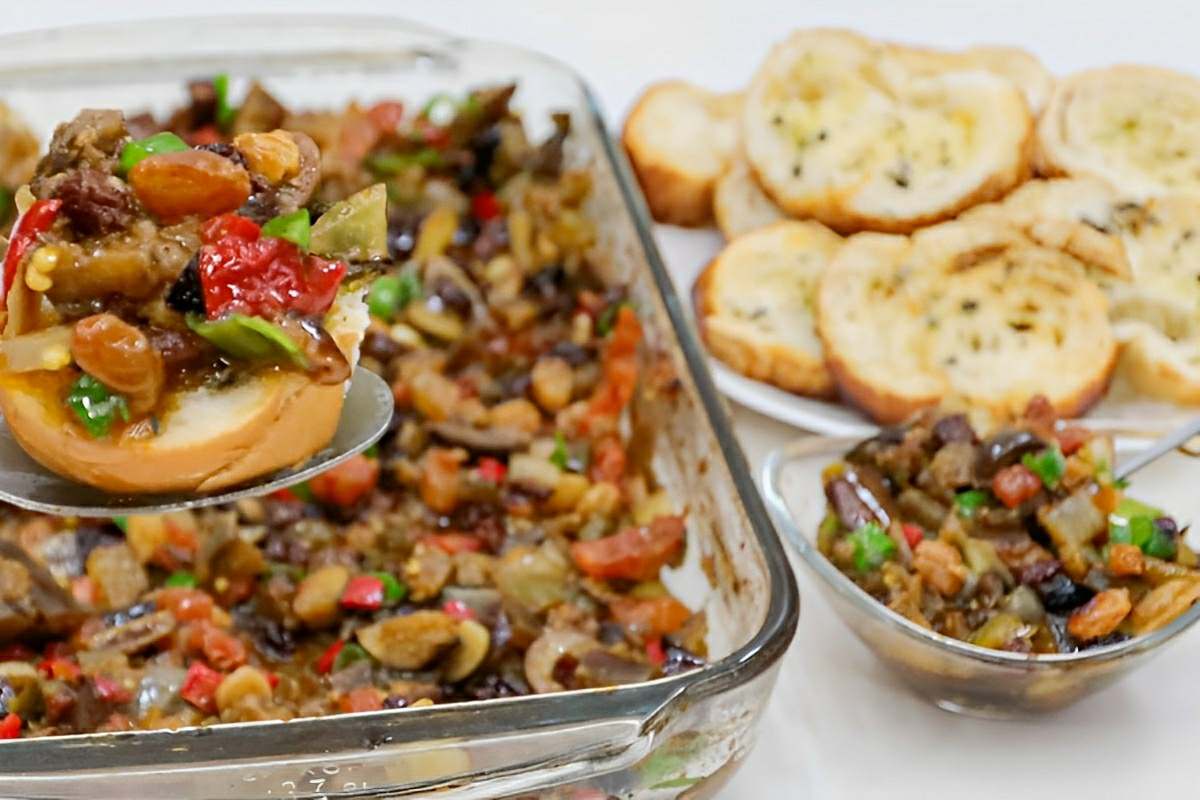 Caponata de berinjela simples e prática basta misturar todos os ingredientes e levar ao forno