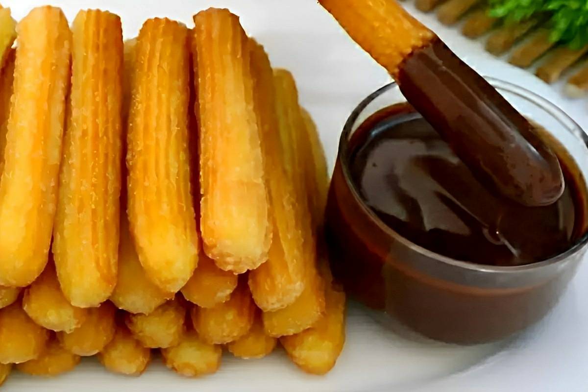 Churros caseiro delicioso e sequinho para servir com nutella doce de leite ou calda de chocolate
