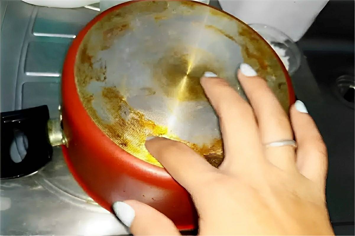 Como desengordurar panela sem usar palha de aço e ter um resultado incrível em poucos minutos