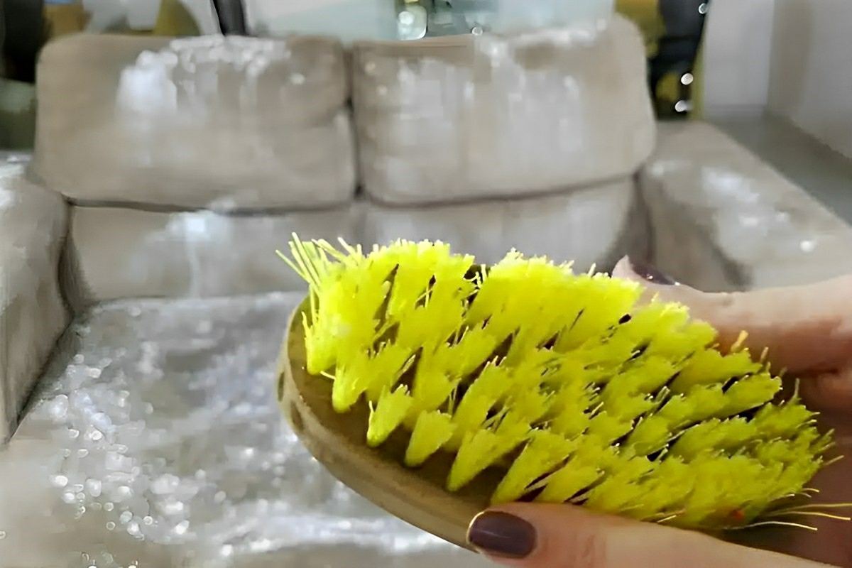 Como limpar sofá e ter resultado profissional com ingredientes que você tem em casa