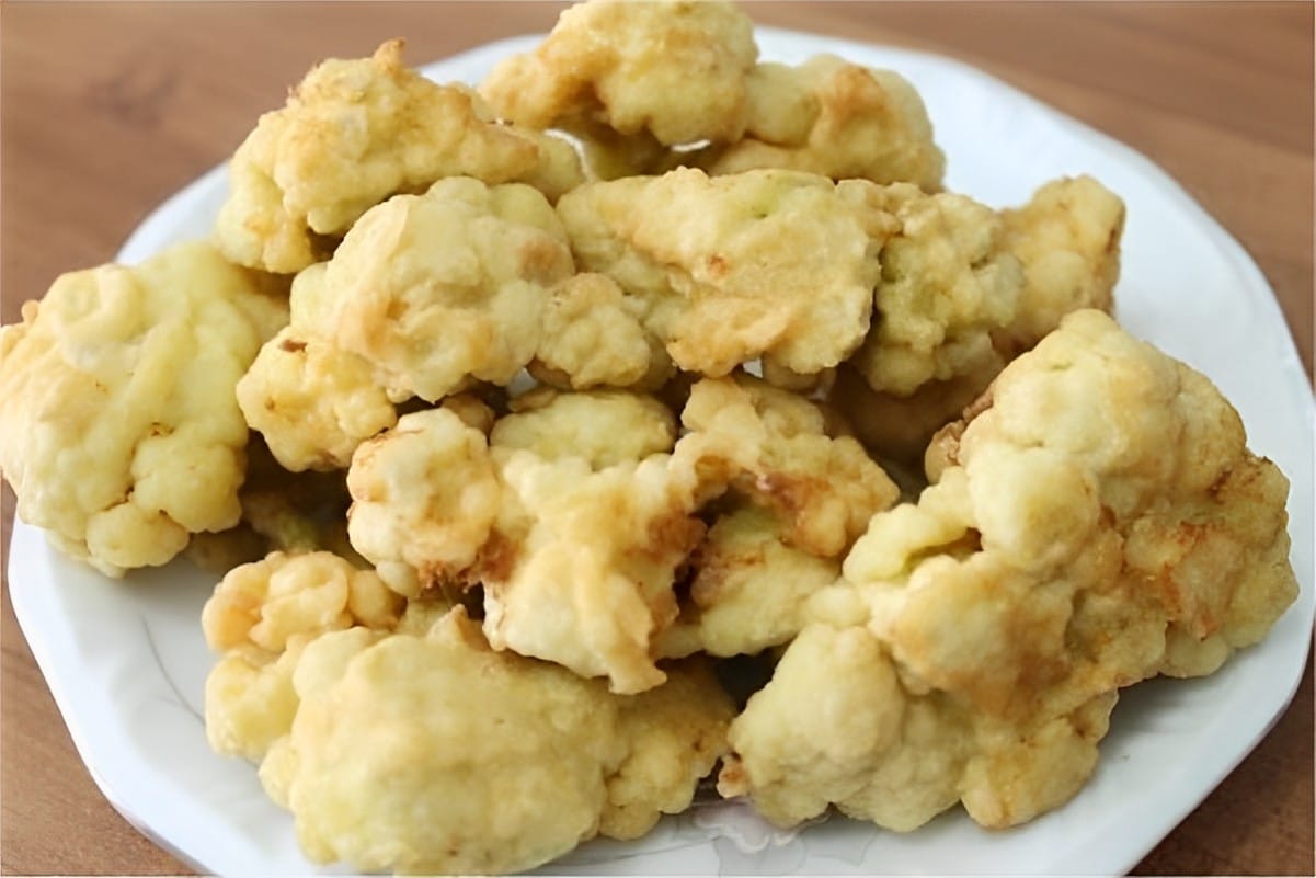Couve-flor empanada e frita um acompanhamento simples e delicioso para a sua refeição