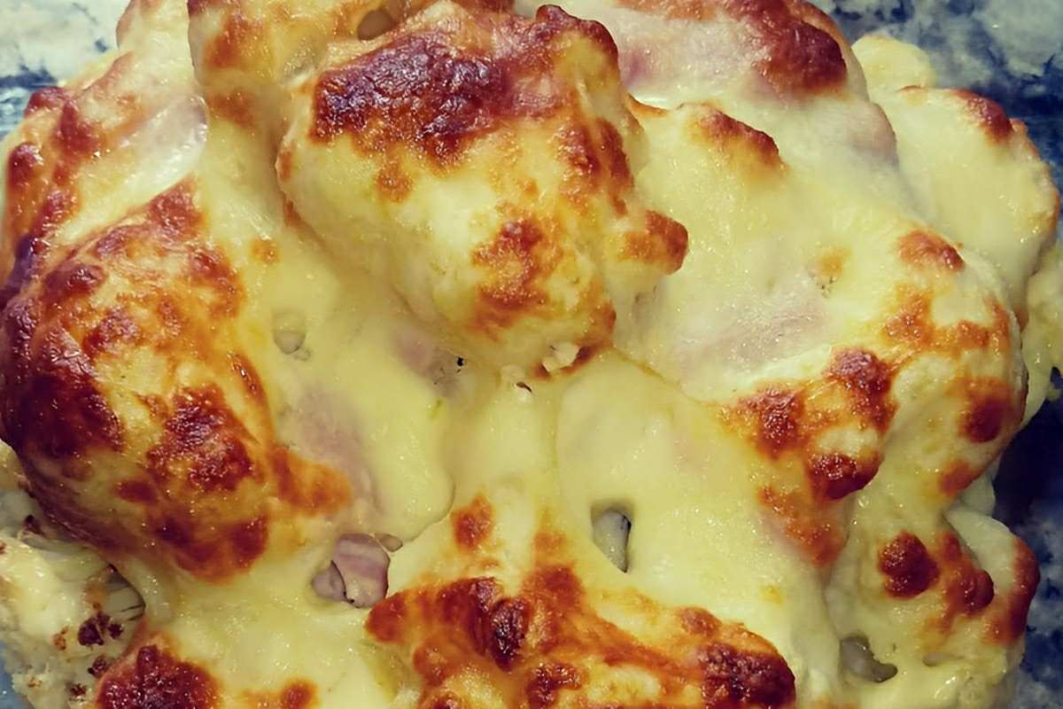 Couve-flor recheada ao forno fácil de fazer deliciosa e perfeita para o seu almoço ou jantar