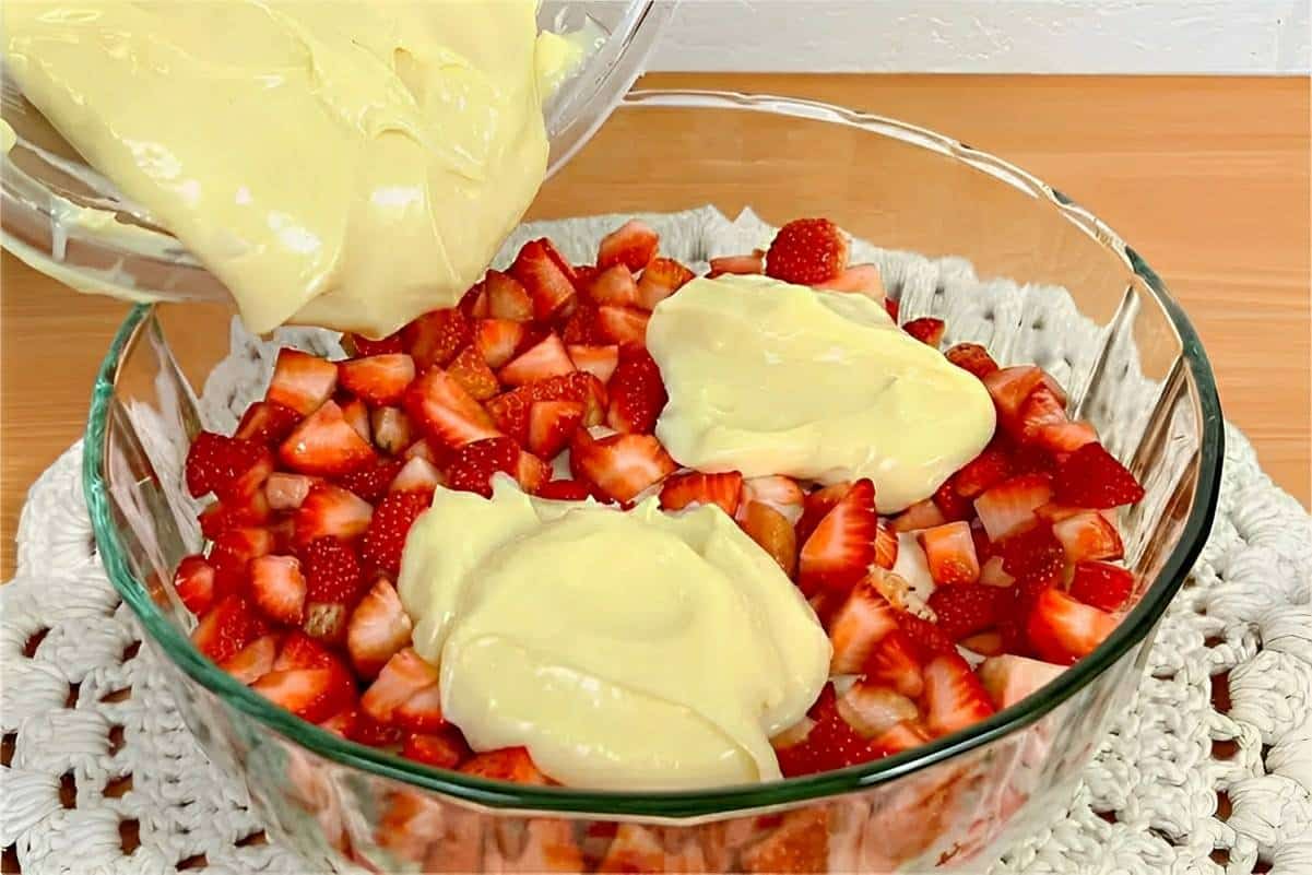 Creme belga com morangos fácil e delicioso para servir como sobremesa e também rechear bolos