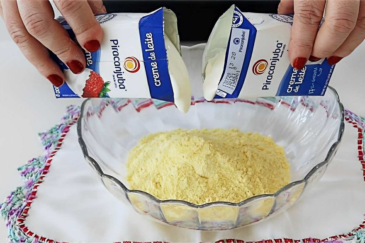 Joguei creme de leite no fubá e olha que delícia eu preparei