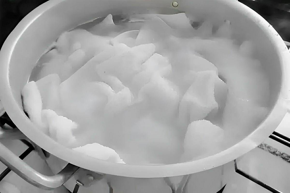 Dica caseira para tirar o amarelado das roupas brancas sem fazer esforço com apenas 2 ingredientes