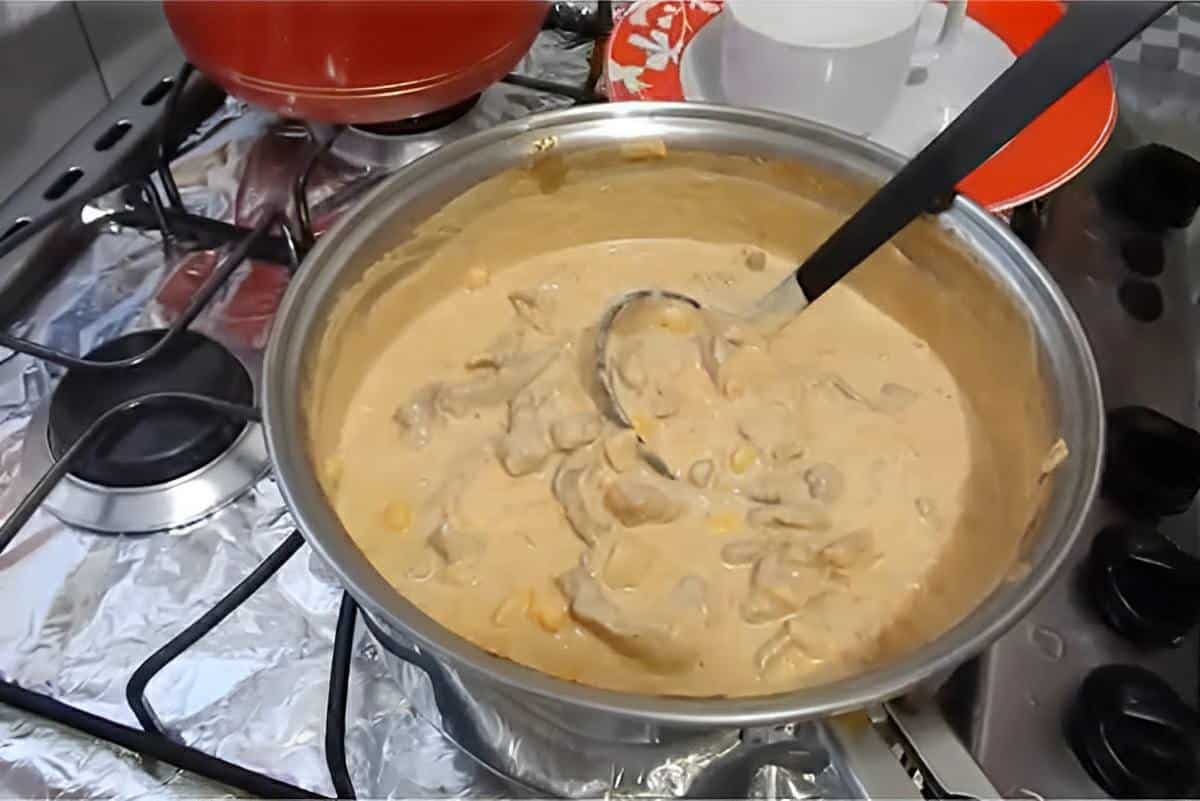 Estrogonofe de carne com milho muito cremoso saboroso e fácil de fazer