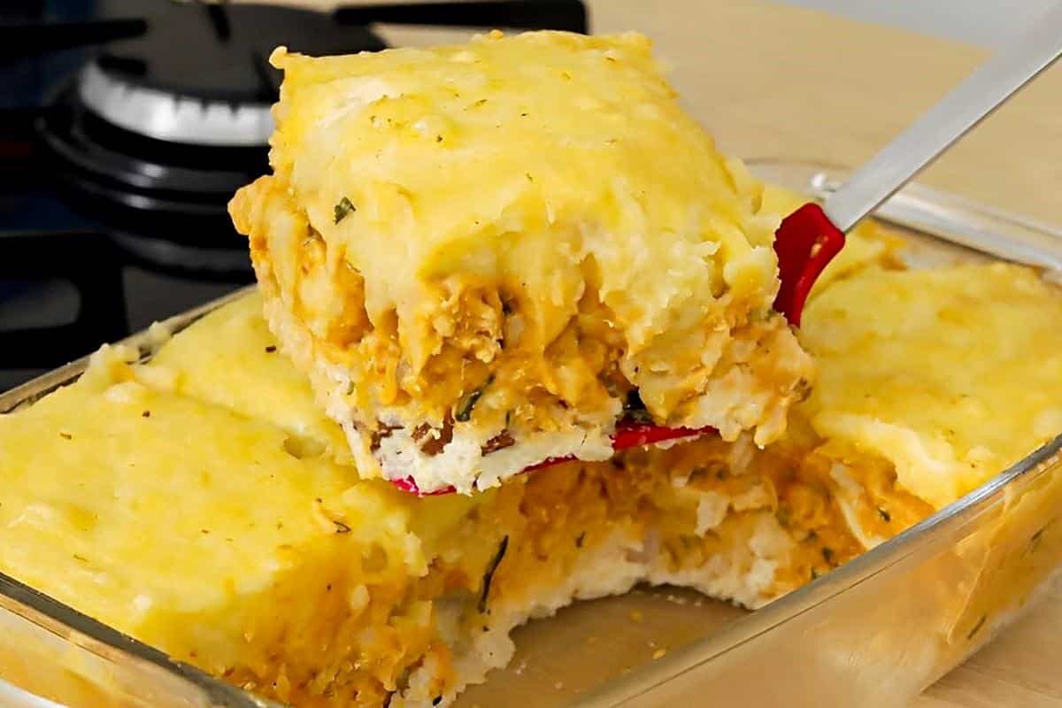 Estrogonofe de frango na travessa um prato único delicioso e cheio de sabor para o almoço em família