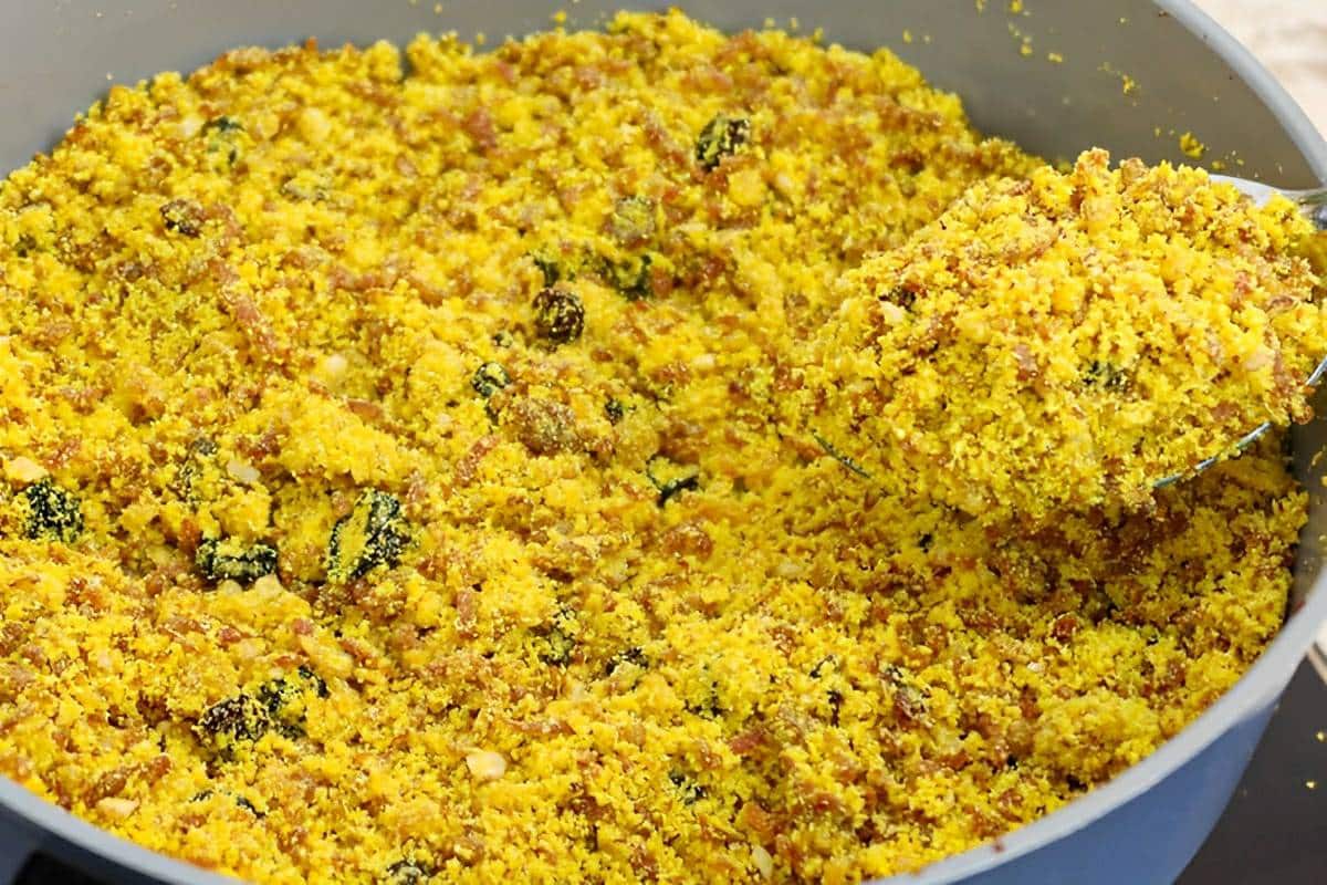 Essa é a melhor farofa para acompanhar carnes e aves muito úmida saborosa e fácil de fazer