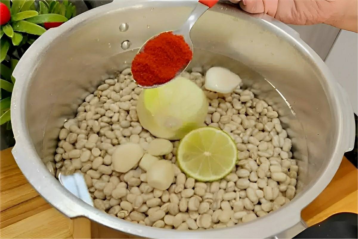 Feijão com caldo grosso e bem saboroso para deixar toda a família com água na boca