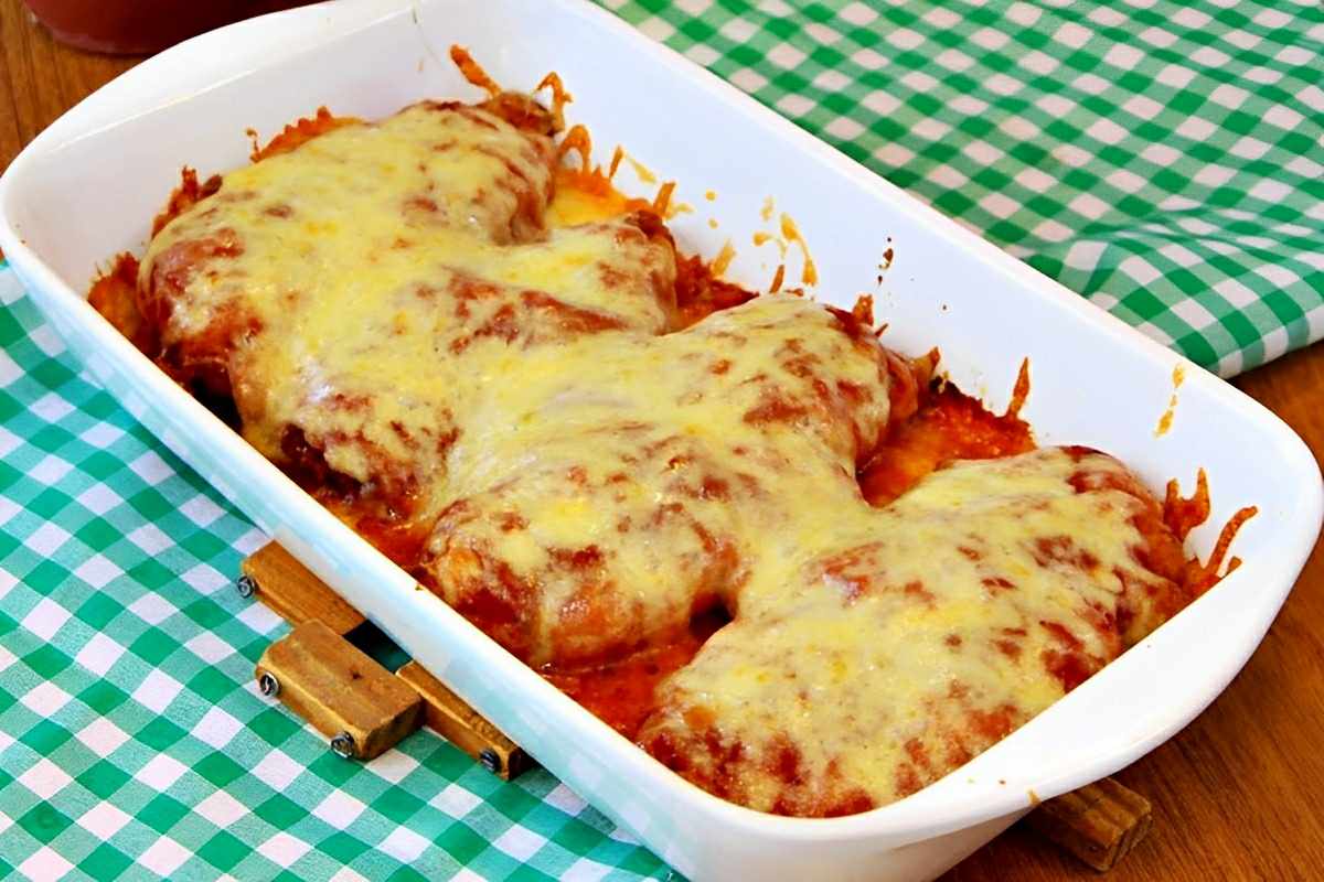 Filé de frango à parmegiana simples e muito prático para servir no almoço em família