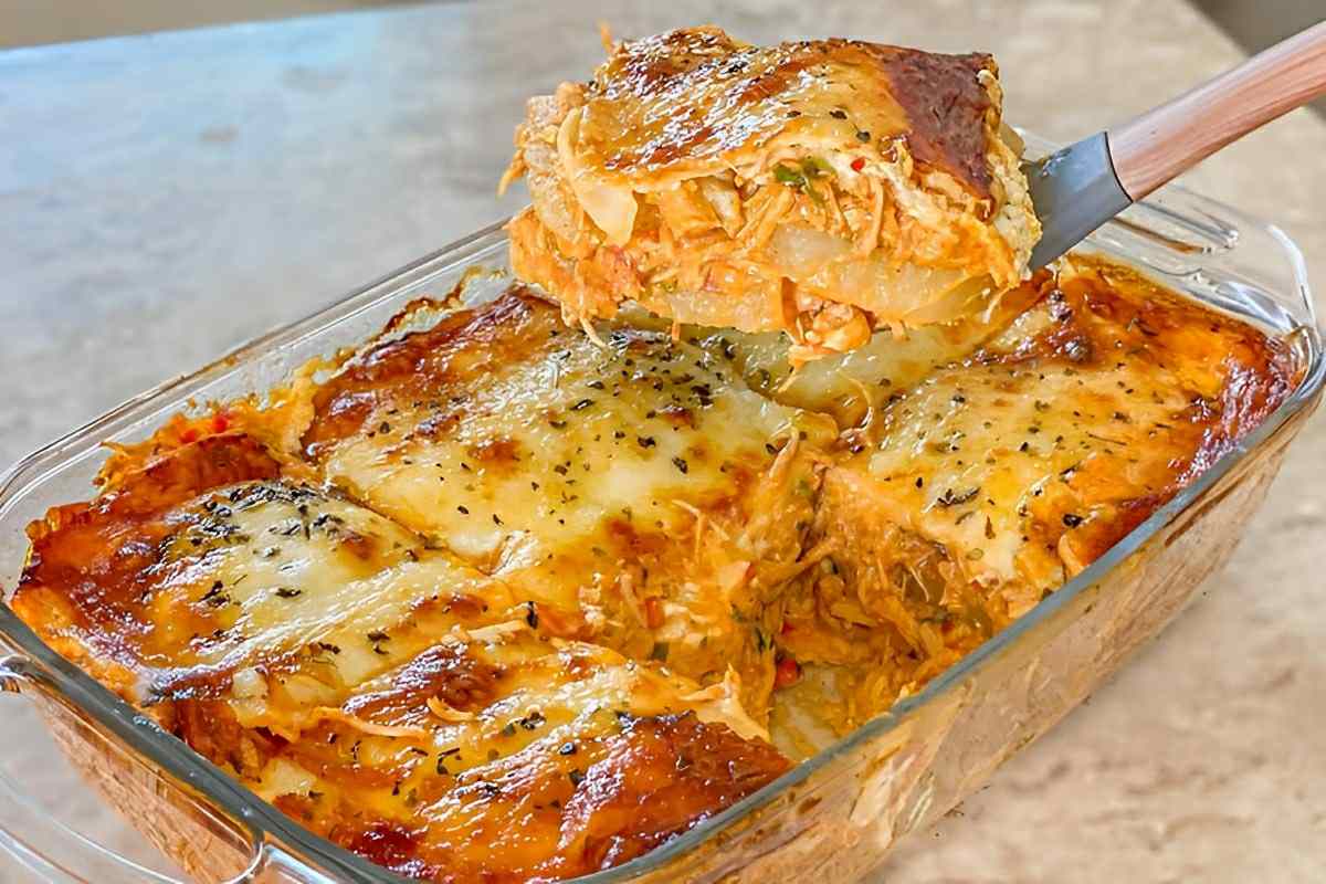 Frango desfiado com batatas ao forno uma receita econômica de dar água na boca