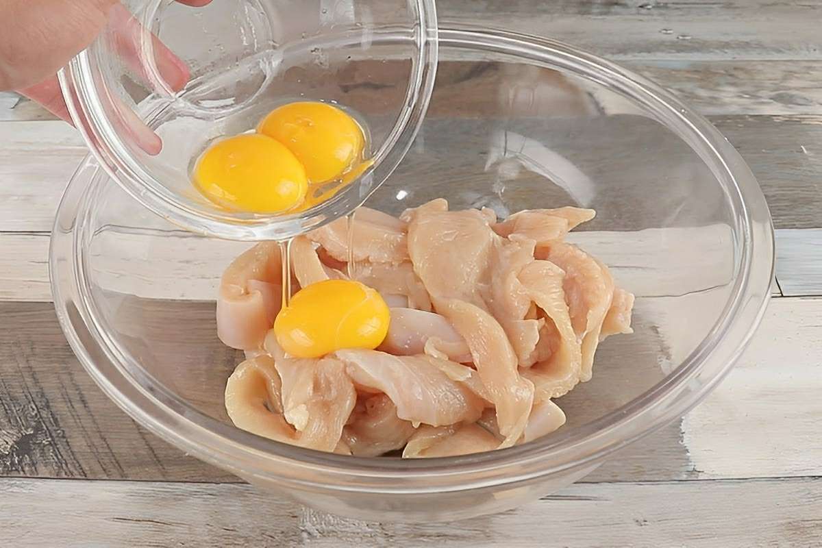 Misturei ovos no frango e preparei um frango frito diferente e delicioso para o almoço da família