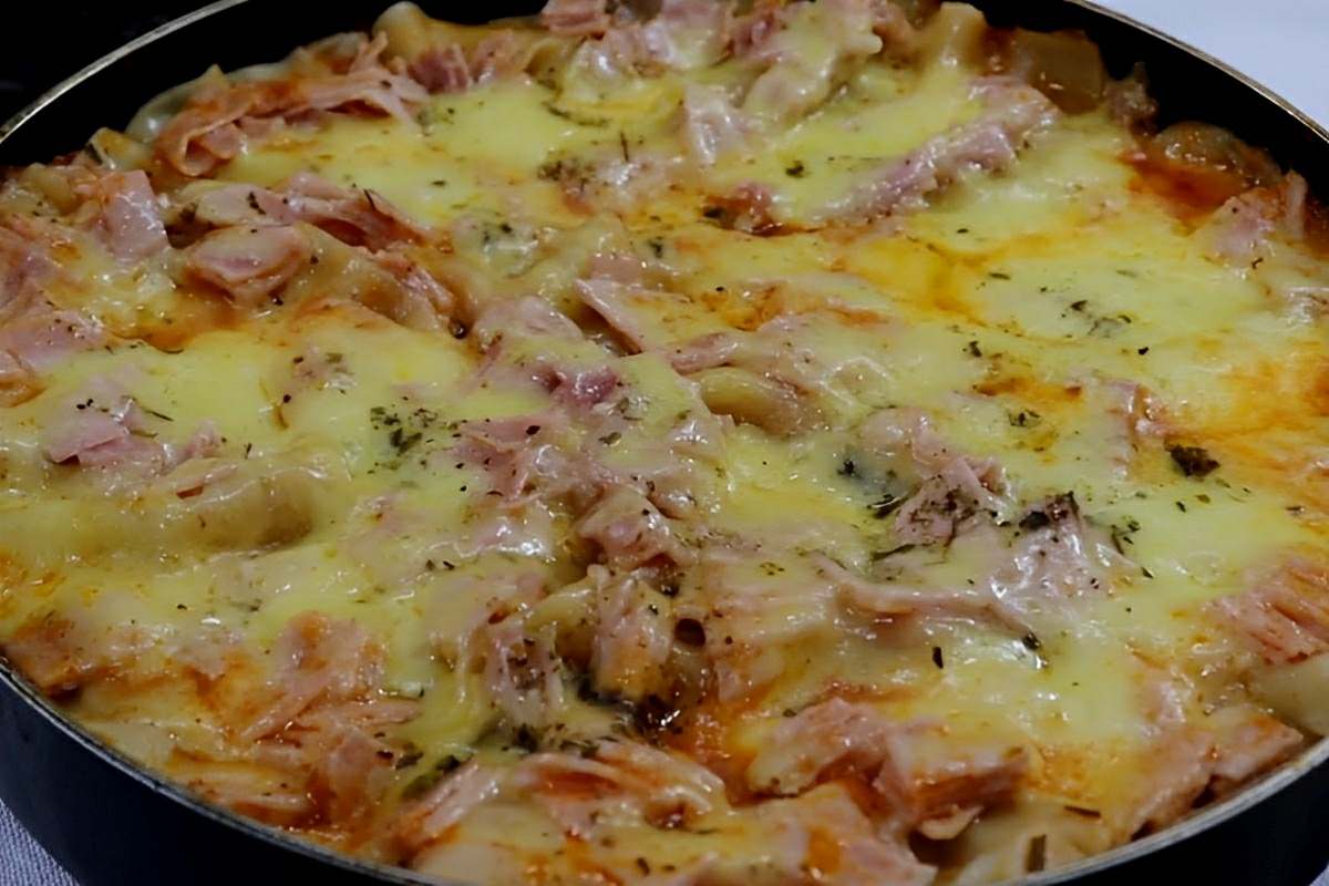 Lasanha de frigideira com queijo e presunto receita de uma panela só que vai agradar toda a família