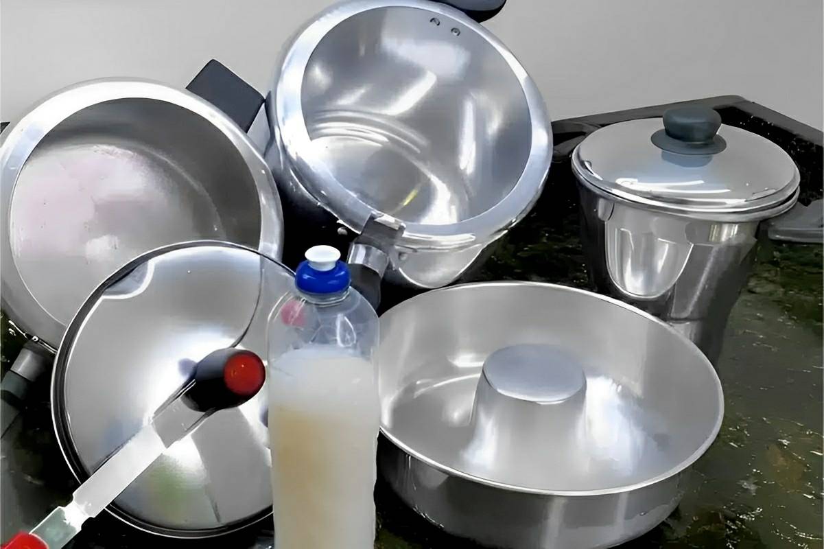 Misturei 3 ingredientes que tinha no armário e fiz um poderoso limpa alumínio caseiro