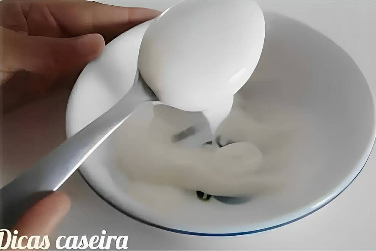 Lustra móveis caseiro feito com 2 ingredientes para deixar seus móveis brilhando sem gastar muito